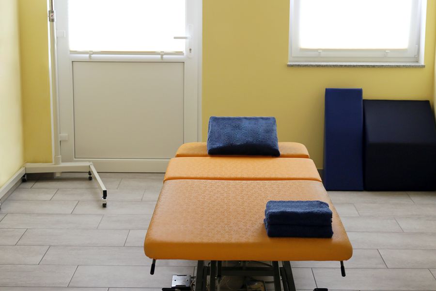 Behandlungsraum mit höhenverstellbarer Therapieliege